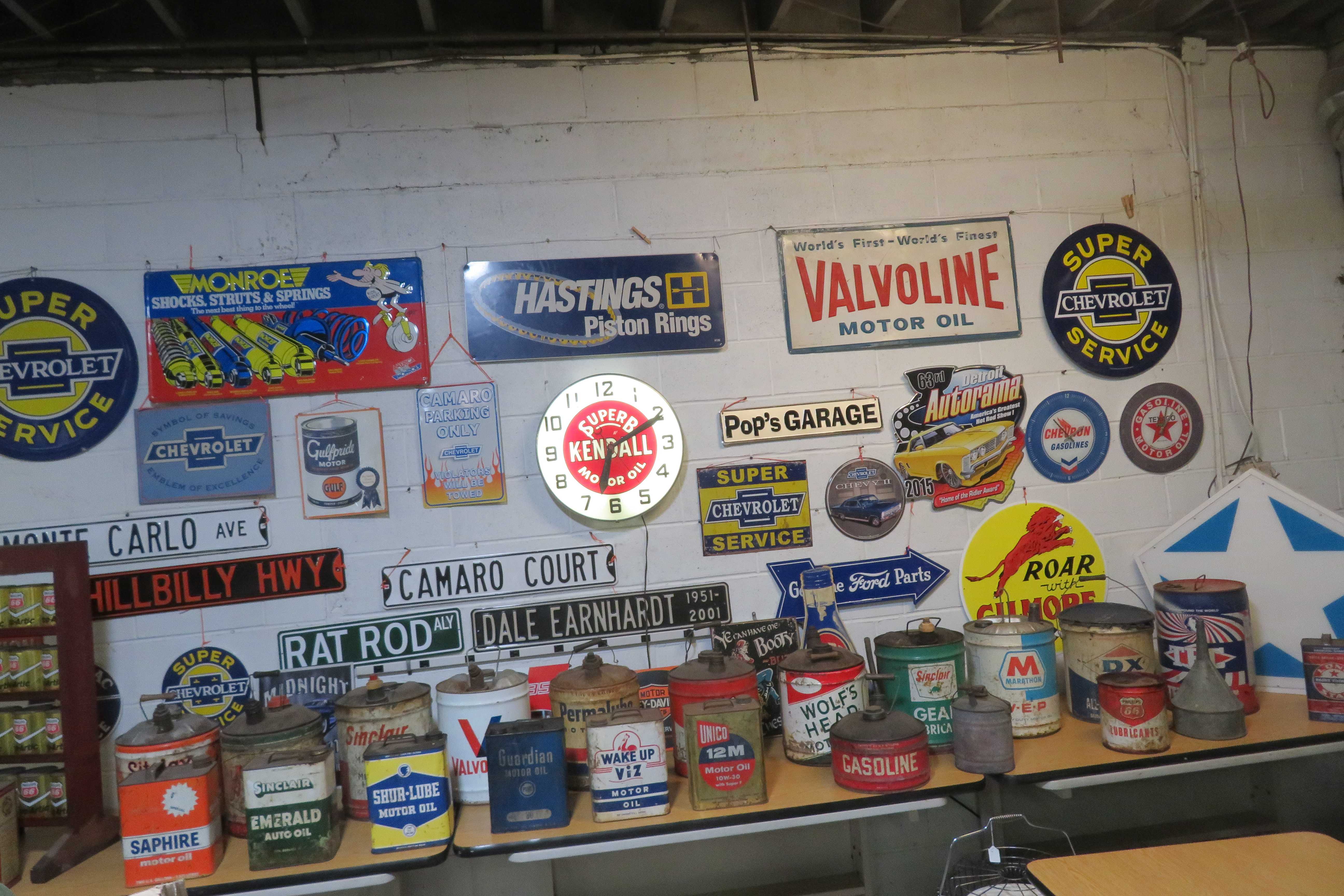 Gas & Oil Signs Kendall Clock Juke Box Antiques Primitives Bubblegum Machines Lo