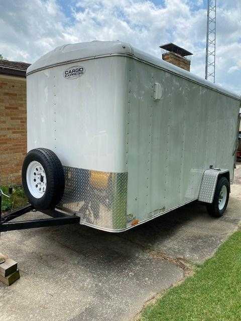 ENCLOSED TRAILER, LOT JOHN DEERE PUSH MOWERS, 4x4 S-10