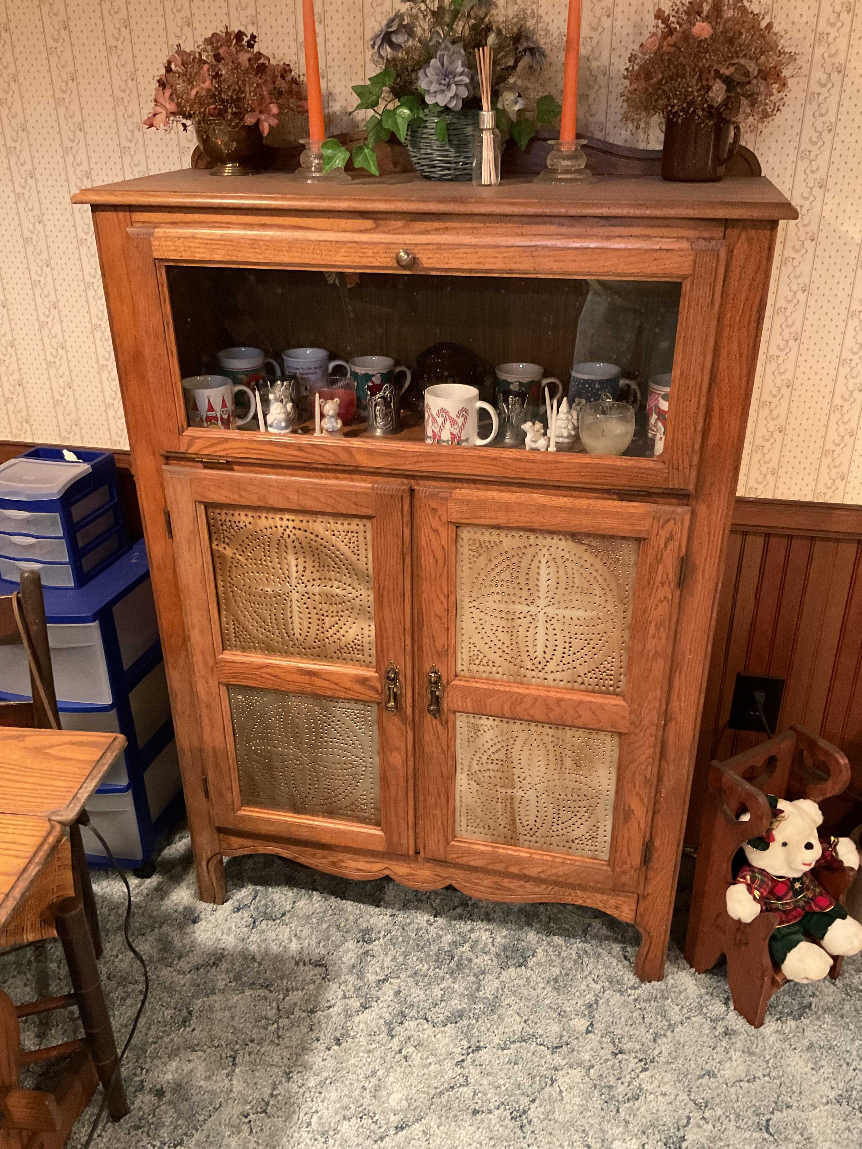 Auction teaser for Antiques, Quilts, Milk Bottles, Old Currency